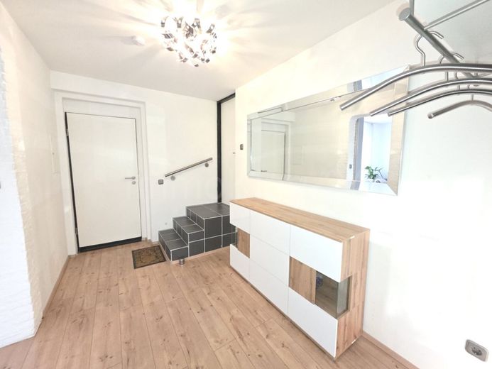 ++ MODERNISIERTES DREIFAMILIENHAUS + DOPPELGARAGE + GARTEN IN GUTER LAGE!! ++ – FLURBEREICH ERDGESCHOSS