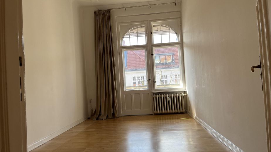 Außergewöhnliche 248 qm große Maisonette-Wohnung (4.OG & DG) mit Terrasse/Balkon/Loggia nahe Ku´damm – Zimmer gegenüber Küche