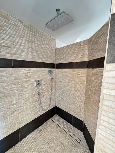 Freistehendes Einfamilienhaus mit viel Platz für Familie, Alltag und Zukunft – Wellness Dusche