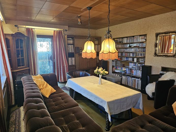 Piękny dom w stylu bungalowu z ogrodem i dużym garażem – Wohnzimmer