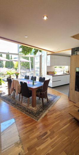 Hochwertiges Architektenhaus mit Wintergarten, Teich und 1.541 m² Grundstück in Albstadt-Tailfingen – Offener Wohn- und Essbereich