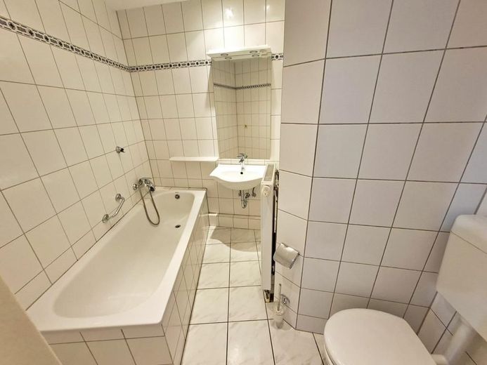CITYHOUSE: Zentrale 3 Zimmer Wohnung in der Südstadt mit zwei Balkonen, Keller und separater Garage – Wannenbad