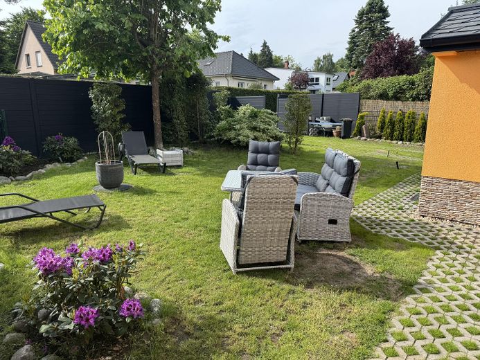 Einfamilienhaus in Bestlage - Berlin-Lübars - Komplett möbliert - bezugsfrei – 550 m² Privatgarten – Ansicht vom Garten vorne