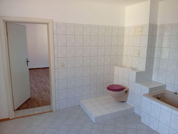 Merseburg - ¡piso renovado de 3 habitaciones! ¡DISPONIBLE DE INMEDIATO! WL6 – Bad