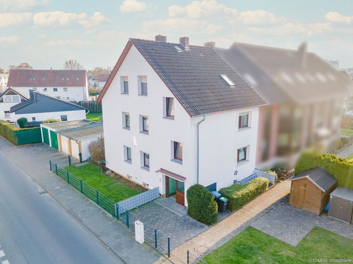 Modernisiertes Dreifamilienhaus in attraktiver Wohnlage - Bestes Wohnen oder Vermieten in Hameln! – Drohnenansicht Außen