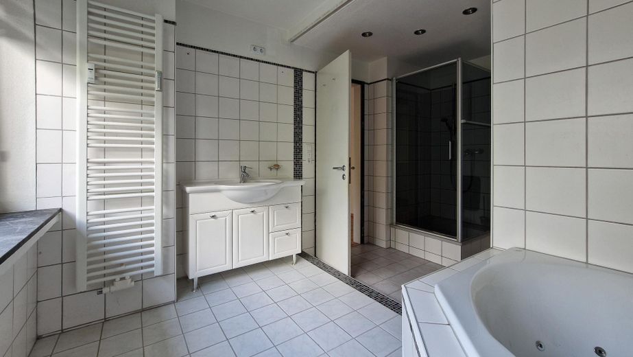 Großzügige Maisonette mit Wellnessbereich im Herzen von Opladen - provisionsfrei – Bad 4.OG