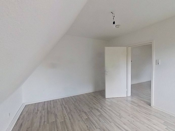 Sessiz doğal konumda, küvetli banyoya sahip rahat 4 odalı çatı katı dairesi – Ansicht II: Schlafzimmer I