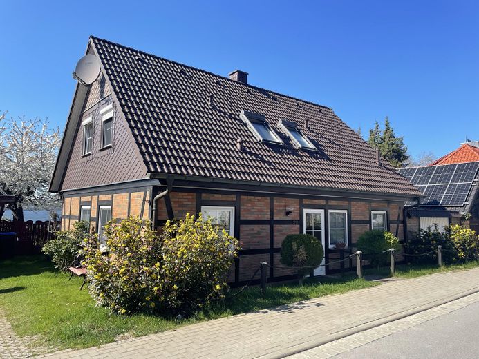 Idyllisches Haus am See mit Bootsanleger – Vorderansicht Carportseite
