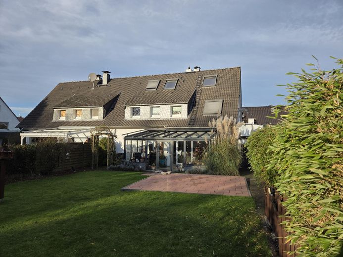Gartenansicht mit Wintergarten
