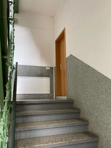 Kompakte DG 3-Zimmer mit neuem Laminat u. Wanne in Zentrumsnähe!
Stellplatz mgl. – Treppenhaus