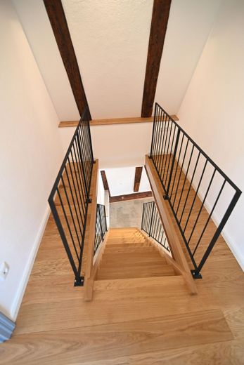 Stilvoll modernisiert: 4-Zimmer-Dachgeschosswohnung in Freising mit Dachterrasse – Treppe