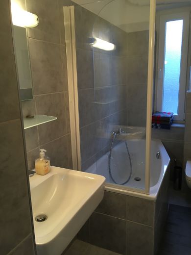 2026 Berlin! Schöner im möblierten Apartment in Steglitz, Elisenstr., zwischen Rathaus & Stadtpark – Bad mit Duschwand