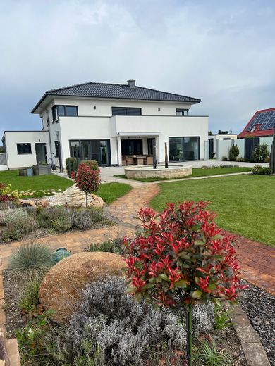 Luxus Stadtvilla mit angelegtem Traum Garten – Foto 28