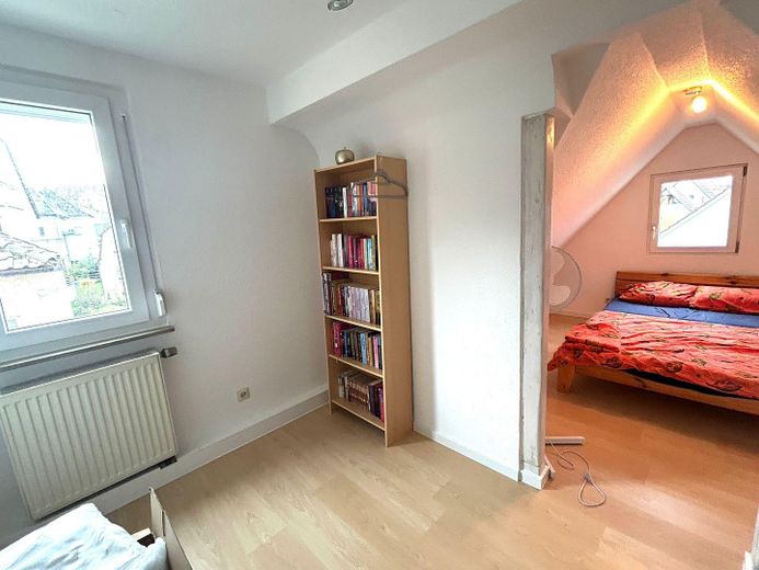 Raumwunder: Haus mit 6,5 Zimmern, hochwertiger EBK in Citylage – Zimmer im DG