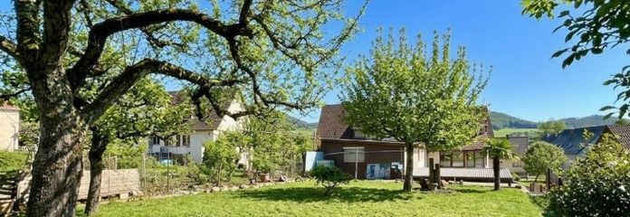 Geräumiges Zweifamilienhaus mit idyllischem, großen Garten