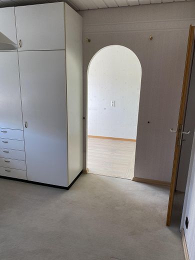 Casa a schiera di testa in posizione residenziale tranquilla a Untereisesheim – Durchgang zur Ankleide 