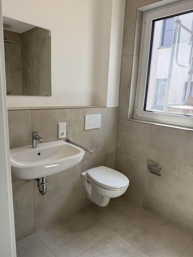 Möbliertes 1-Zimmer-Apartment mit Küche und Balkon (Erstbezug) – Tageslichtbad