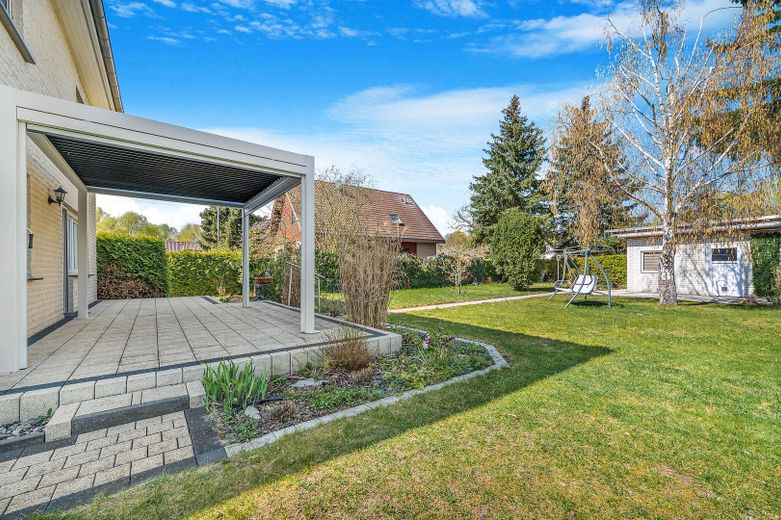 großzügiges Einfamilienhaus, Garage und großer Garten in Berlin-Mahlsdorf – Garten und Gartenhaus