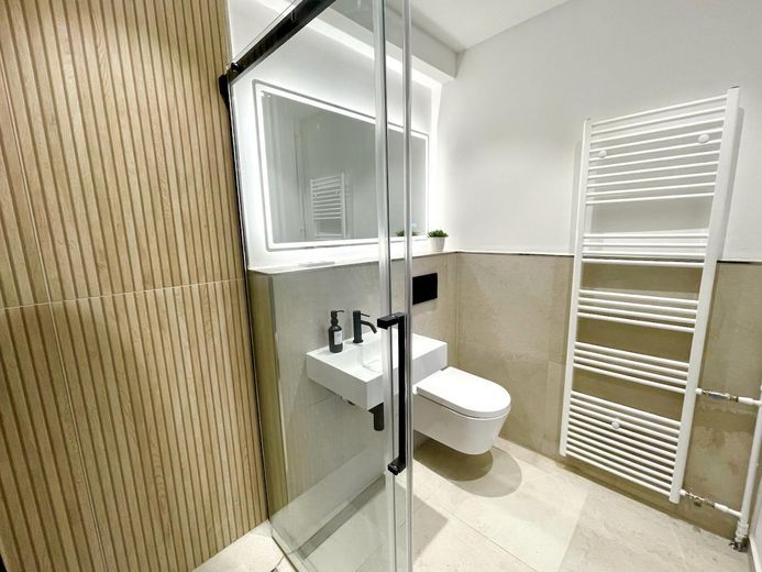 FIRST OCCUPANCY: Renovated dream home with 9th floor long-distance view & balcony - move in & feel at home – Bad