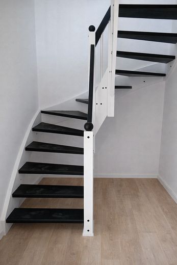 Exklusives Reihenendhaus – Erstbezug nach aufwendiger Sanierung mit PV-Anlage & sonnigem Garten – Moderne Treppe