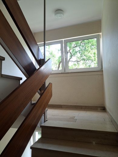 Sehr gut geschnittene, helle 2-Zimmer-Wohnung mit Balkon und Tiefgaragenstellplatz zu verkaufen – Treppenhaus