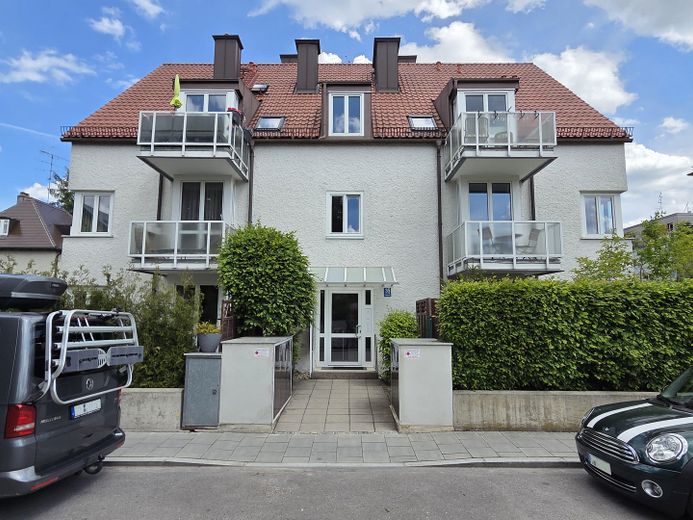 Nähe Waldfriedhof: Möblierte 2-Zimmer Wohnung im EG, kleine Anlage m. Terrasse – Hausansicht