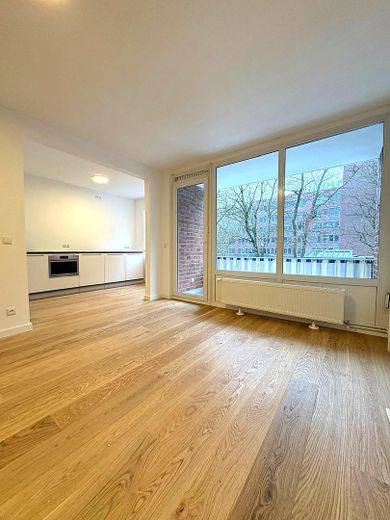 Wohnzimmer mit Balkon / Küche