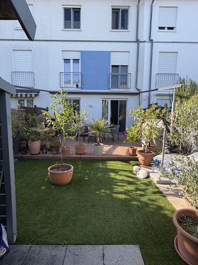 PV-Anlage, Speicher, Wallbox und Dachterrasse वाले आधुनिक पारिवारिक घर – फोटो 4