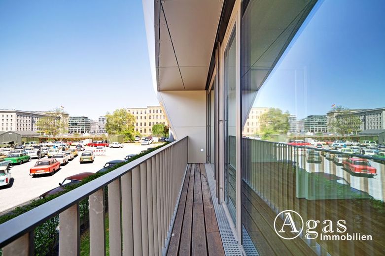 Sonnenbalkon! Offen geschnittene 3 Zimmer Wohnung mit ca. 61m², EBK und Weitblick in Berlin-Mitte! – Balkon