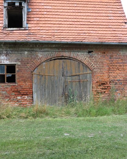 eines der letzten, erhaltenen SCHEUNENGUTSHÄUSER (mit 4-6 ha. Naturgrundstück) – Remisentor (Wegseite)