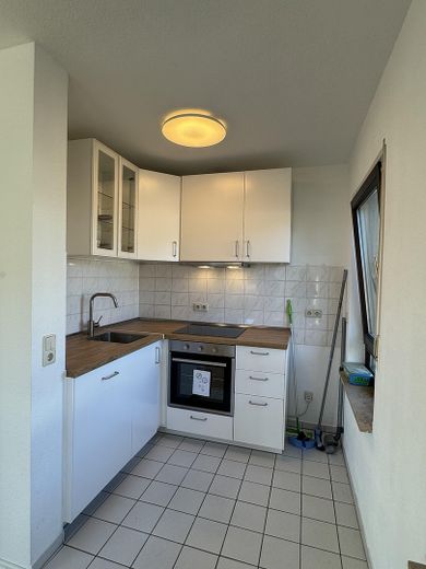 High-quality renovated 2.5-room apartment with balcony & underground parking space in Böblingen – moderne Einbauküche