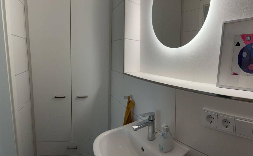 Alternative zum Reiheneckhaus – Terrassenwohnung mit Neubaukomfort – Gäste-WC mit Schrank / Dusche