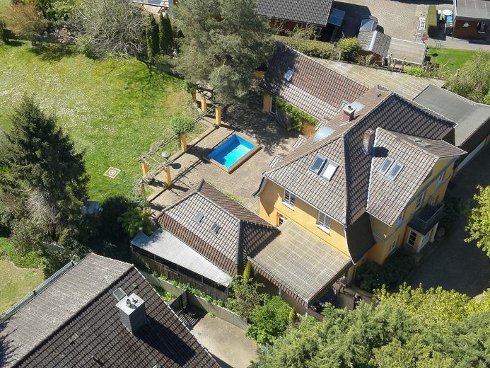 Villa mit Gutshauscharakter auf 3500m²-unverbaubarer Seeblick in Kieler Stadtrandlage – Luftaufnahme mit Seitenflügeln