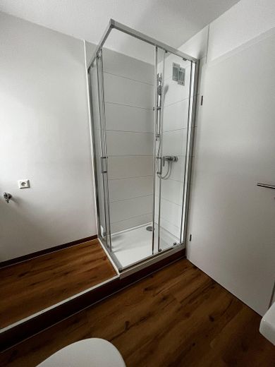 Modern renovierte 2‑Zimmer‑Wohnung mit Einbauküche – फोटो 2