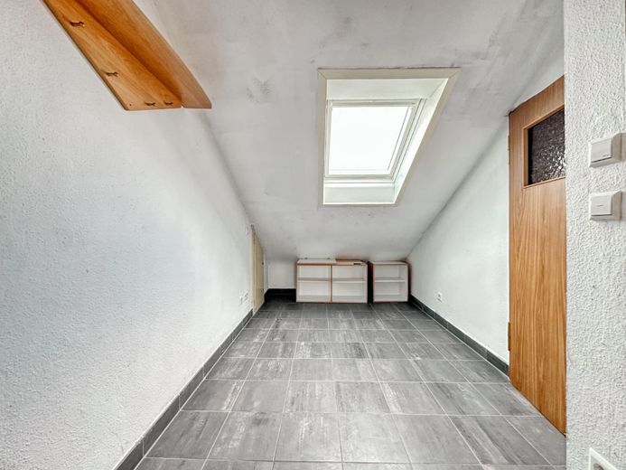 WOHNEN, VERMIETEN, GESTALTEN - Sofort verfügbares 3-Familienhaus in ruhiger Lage von Steinhaldenfeld – Eingang/Garderobe DG