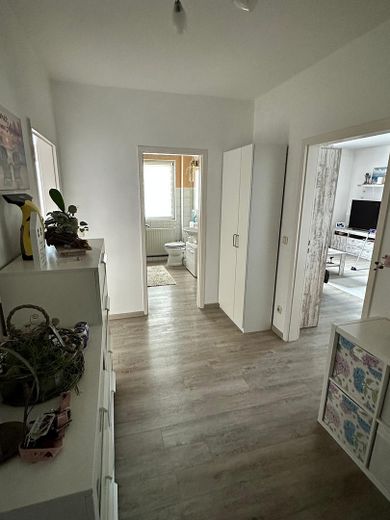 Renovierte 3- Zimmer Erdgeschosswohnung mit EBK in ruhiger Lage in 23974 Neuburg – Flur 