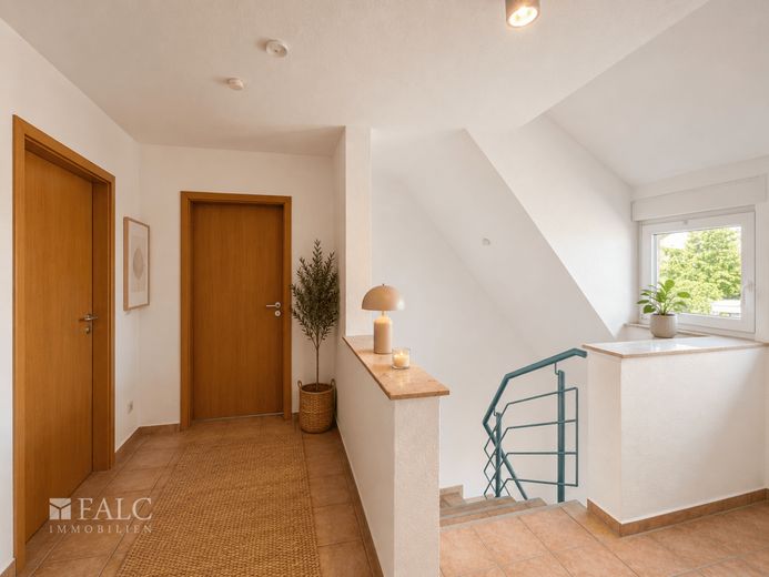 Commission-free. Well-equipped semi-detached house in a prime location! – Fur Dachgeschoss