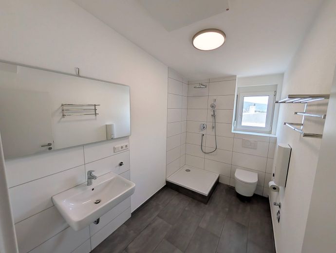 3-Zi.-DG-Wohnung mit Klima - Erstbezug nach Sanierung – Bad