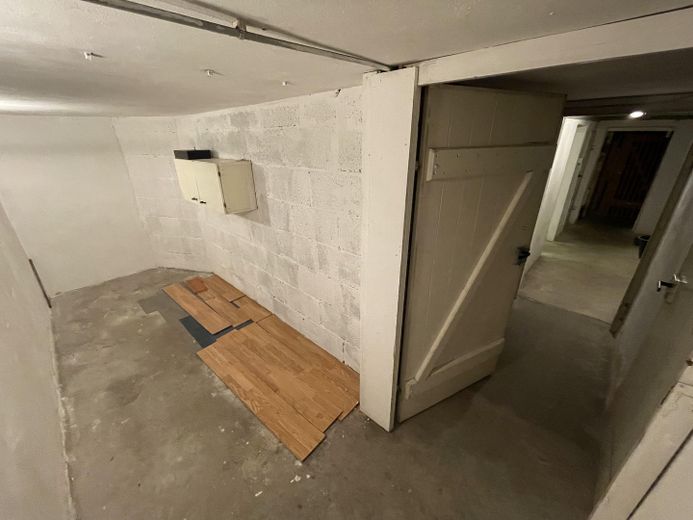 Sonnige 3 Zimmer DG-Whg.m.Stellplatz und Einbauküche in Stammheim ruhige Straße – Keller