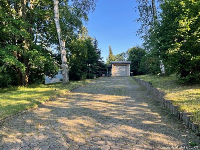 Rarität im Fichtelgebirge: Kernsanierter Bauhaus-Bungalow mit 163m² auf 7.500 m² Parkgrundstück – 08_Zufahrt-Grundstueck