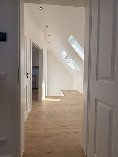 Klimatisierter hochwertiger Neubau mit Balkon und hohen Decken – Erstbezug – 15 Galerie