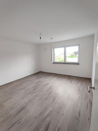 3-Zimmer-Erdgeschosswohnung mit eigenem Garten – Modernes Wohnen mit viel Freiraum in Steinheim – 1. Schlafzimmer