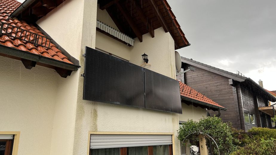 Lichtdurchflutete 3,5-Zimmer-Dachgeschosswohnung mit Balkon, Wärmepumpe und PV-Anlage – Außenansicht / Balkonkraftwerk
