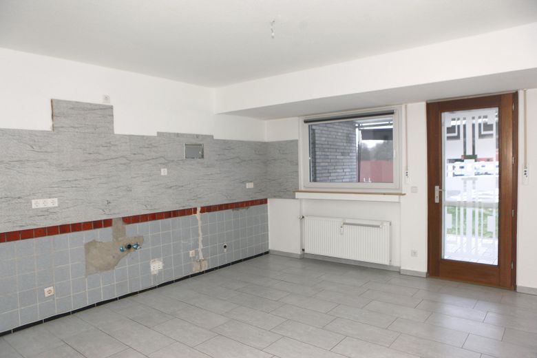 3,5-Zimmer-Wohnung mit Terrasse in ruhiger Lage in Gladbeck – Küche mit Zugang Terrasse