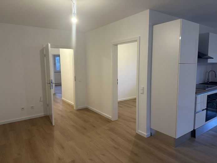 Kernsanierte 3-Zimmer-ETW, 2 Stellplätze, 900 € Kaltmiete, Provisionsfrei – Wohnzimmer/Küche