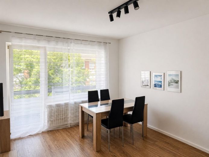 Möblierte 2 Zimmerwohnung mit Balkon in Neu Isenburg zentral – Wohnzimmer
