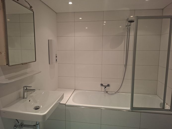 Sonniges Wohnglück mit Parkett, Balkon & frisch saniertem Wannenbad in Essen-Haarzopf – Badezimmer