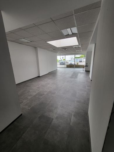2 Einmalige Ladenlokale in stark frequentierter Lage mit ca. 280 m2 und 103 m2 Gewerbefläche – Blick zum Eingangsbereich