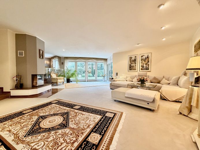 فيلا معمارية حصرية مع مسبح داخلي في غروس بورغفيدل قرب هانوفر – Wohnzimmer