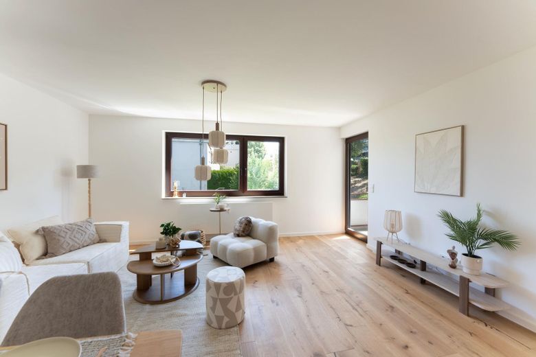 Erstbezug nach Kernsanierung: 4-Zimmer-Wohnung mit PV-Mieterstrom & TG-Stellplatz in S-Heumaden – Wohnzimmer